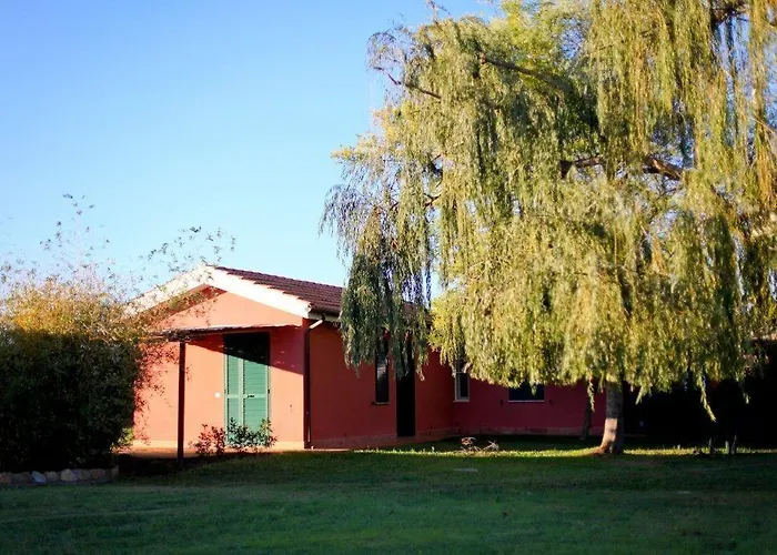 Agrialbergo La Sugherella ホテル